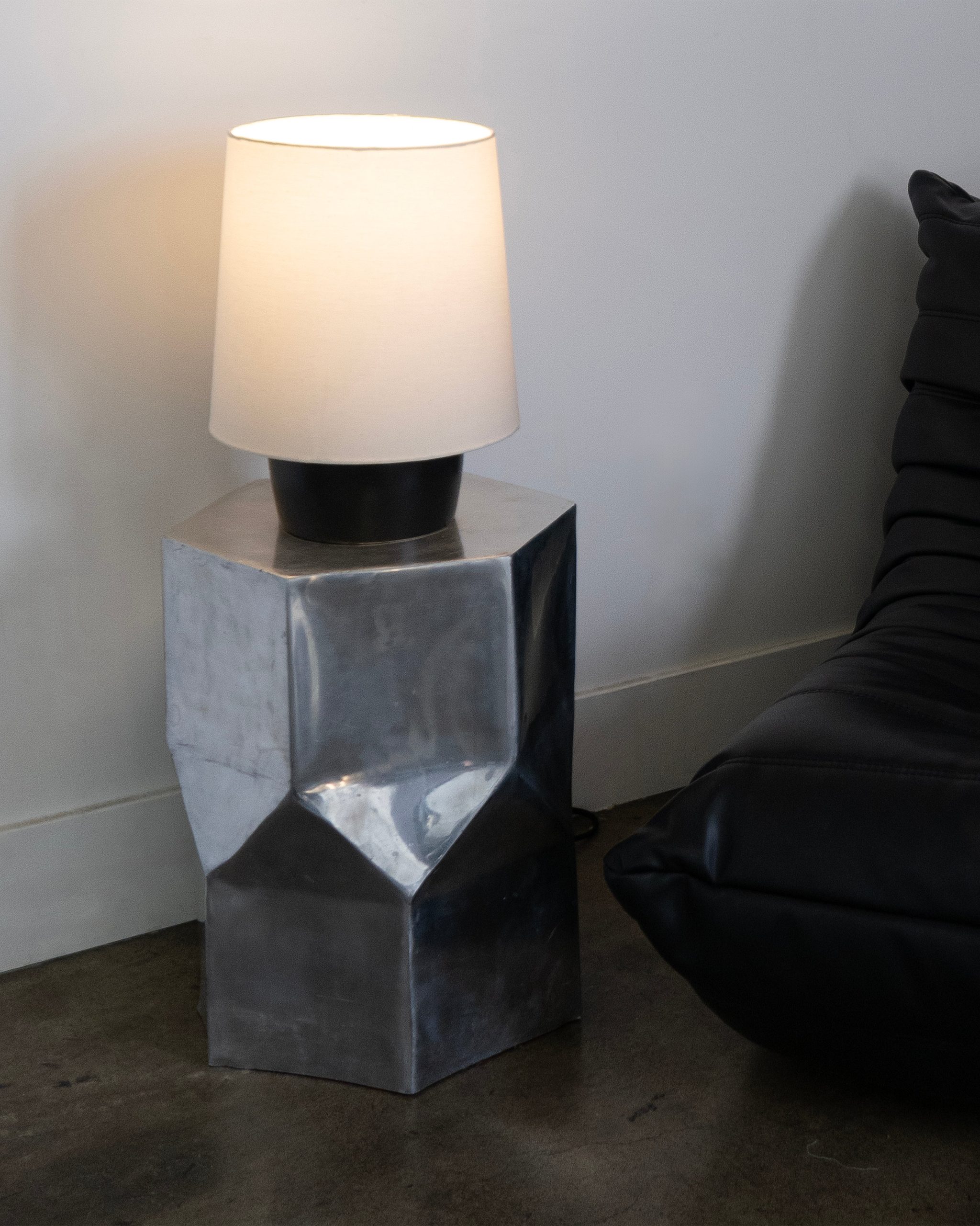 Brightech_DanTableLamp_Ceramic_Black4.jpg