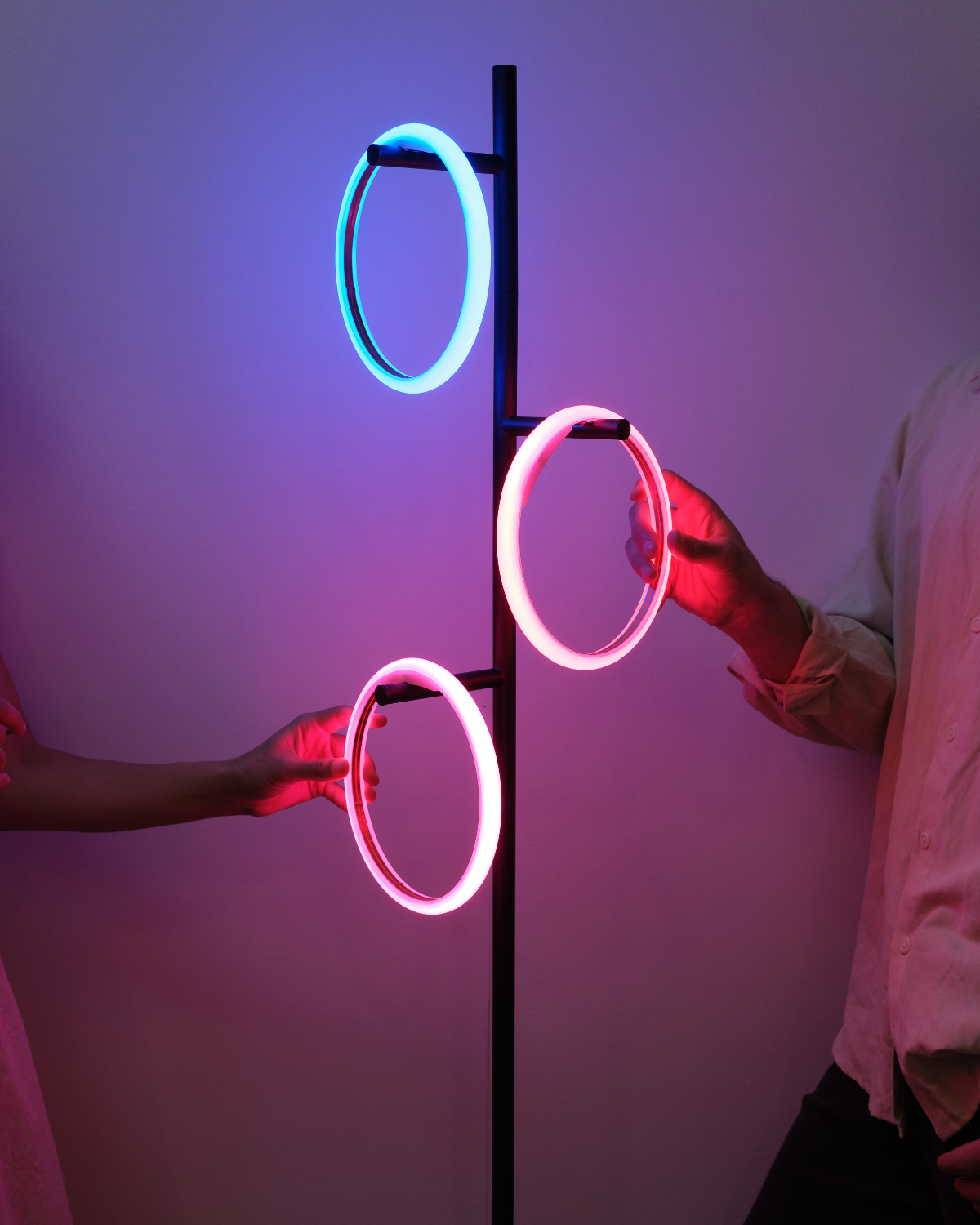 Brightech_SatrunRGBFloorLamp_Metal_Black.png